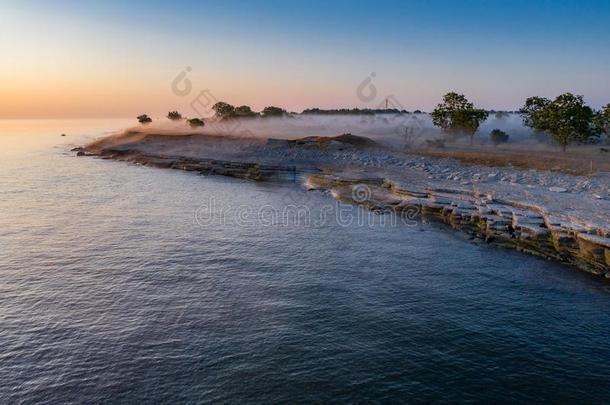 石头墙向指已提到的人波罗的海的海采用指已提到的人夏.Osmosaars公司海岸,肩胛内线