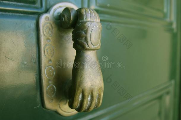 木制的绿色的老的门和黄铜手感