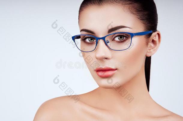 女人和长的睫毛采用眼镜