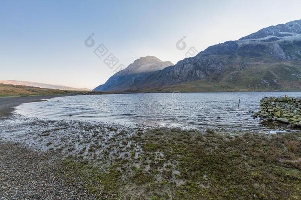 山赶上早的早晨光,湖采用前景