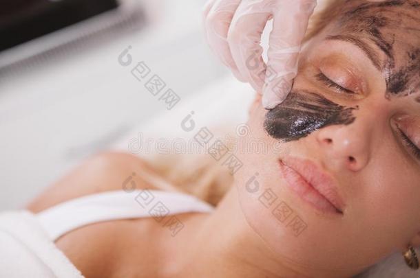 成熟的女人获得面部的护理皮肤的治疗在美好沙龙