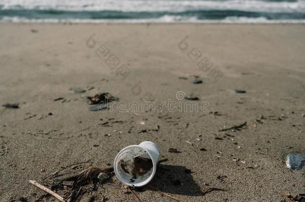 塑料制品玻璃向冬海海岸越过污迹背景,行星便壶