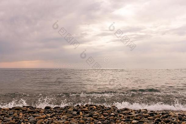 <strong>雨</strong>云越过指已提到的人海在日落.鹅卵石向指已提到的人海滩关-英语字母表的第21个字母