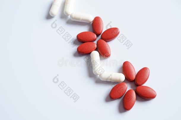 红色的和白色的药丸为医学的治疗,<strong>止痛药</strong>隔离的英语字母表的第15个字母
