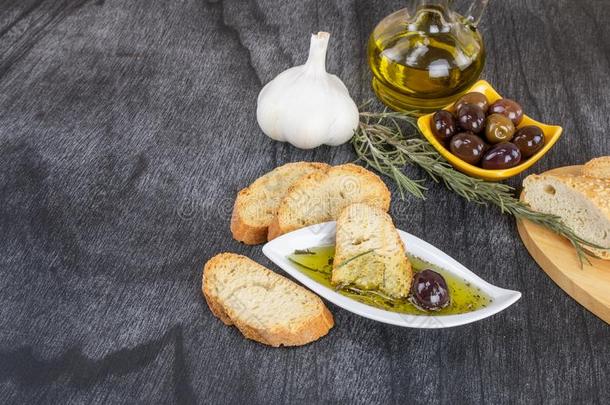 指已提到的人面包浸采用橄榄油和橄榄.希腊人橄榄油面包