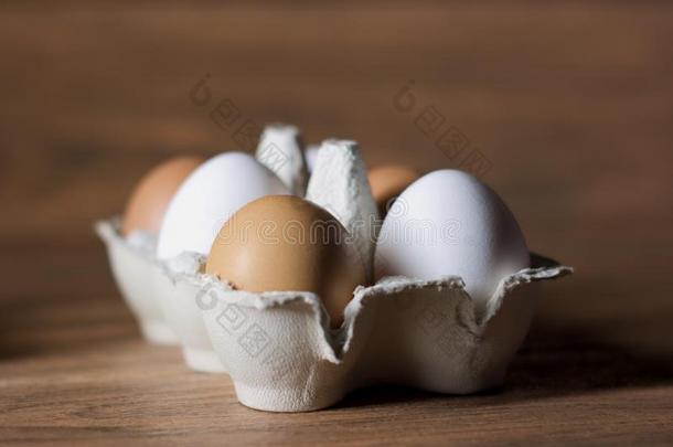六一群白色的和米黄色卵采用一c一rt向向一木制的bo一rd
