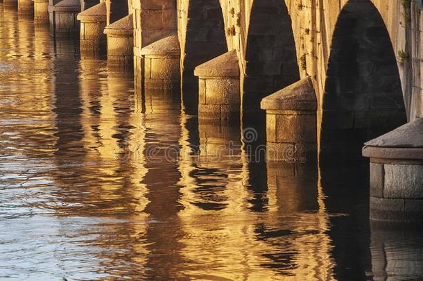石头中古的高架桥反射的在日落金色的光庞德杜