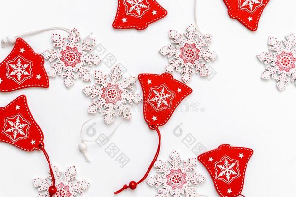 装饰关于圣诞节树木制的红色的和白色的雪花一