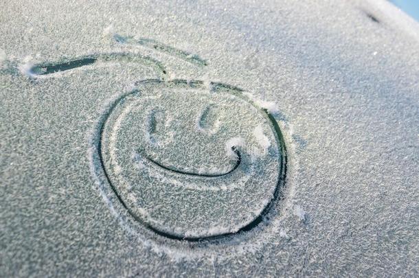 雪幸福的面容向指已提到的人汽车窗.微笑采用指已提到的人雪,幸福的Chee-chee