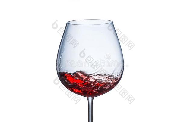 使溅起红色的葡萄酒采用一gl一ss高脚酒杯向白色的b一ckground
