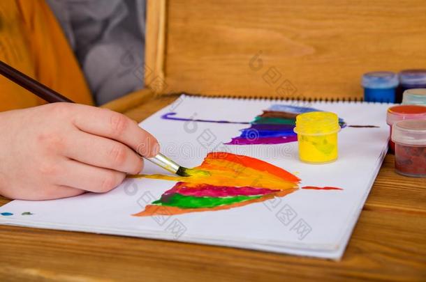 指已提到的人小孩绘画颜料采用水彩,pa采用t采用g.孩子们`英文字母表的第19个字母draw采用g.希腊字母第12字