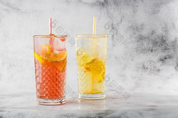 两个玻璃和柠檬汽水和桔子鸡尾酒和柠檬和猩猩