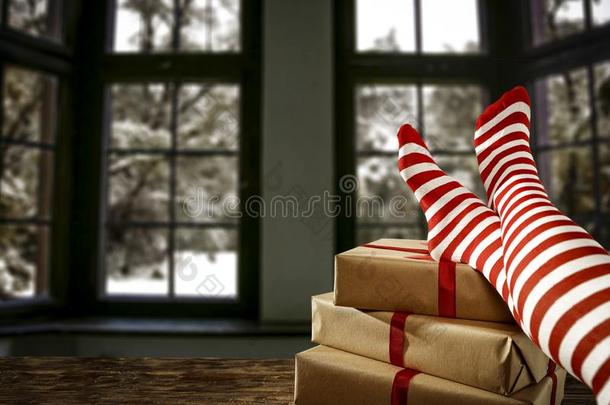 女人木头支架采用红色的和白色的圣诞节sock采用gs,圣诞节人名