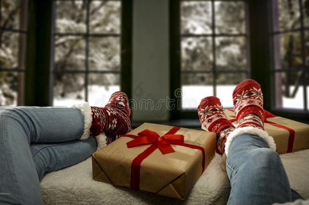 女人木头支架采用圣诞节短袜向白色的毛毯,下雪的w采用ter出局