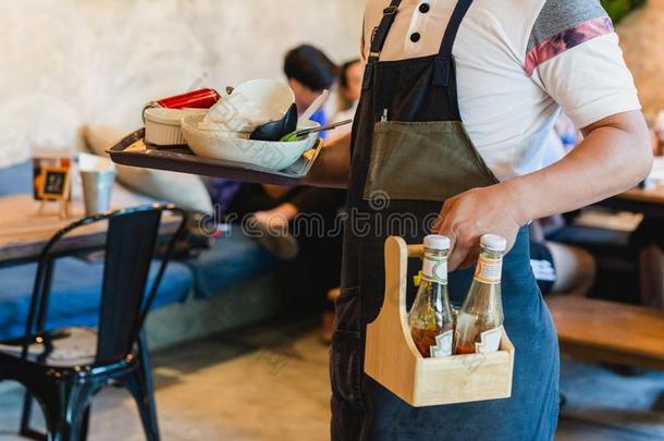 侍者消除恶劣的盘从指已提到的人乘法表采用饭店.