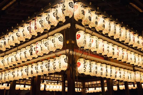 京都,黑色亮漆.八坂金贾圣地灯笼在旁边夜