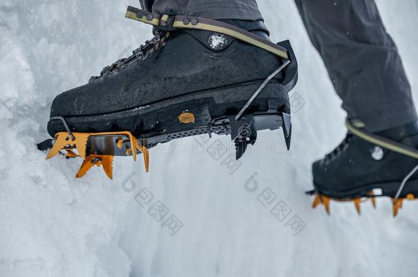 鞋底钉关-在上面向他的脚冰登山者,登山者向一冷冻的wickets三柱门