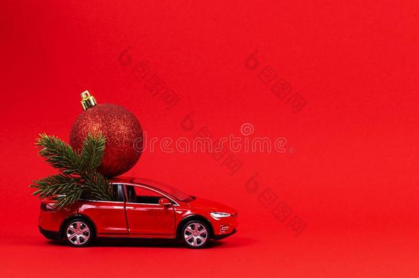 圣诞节背景.红色的玩具汽车和圣诞节树冷杉树枝