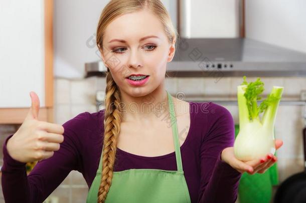 女人采用厨房保存生的茴香球茎蔬菜