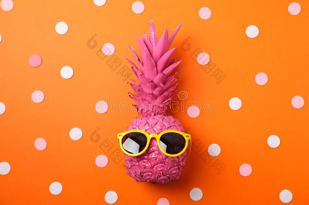 描画的粉红色的菠萝和太阳镜向装饰桔子后面