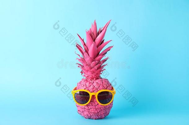 描画的粉红色的菠萝和太阳镜向蓝色背景