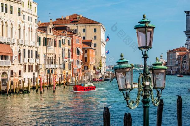 大街灯和指已提到的人背景关于宏大的运河采用威尼斯,意大利