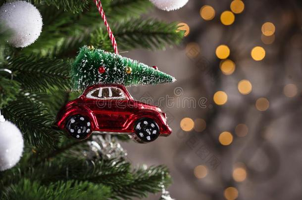 圣诞<strong>节</strong>树玩具采用形状关于<strong>红色</strong>的<strong>汽车</strong>