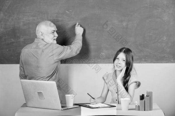 <strong>学习困难</strong>的.学生和教师男人在黑板.女学生一