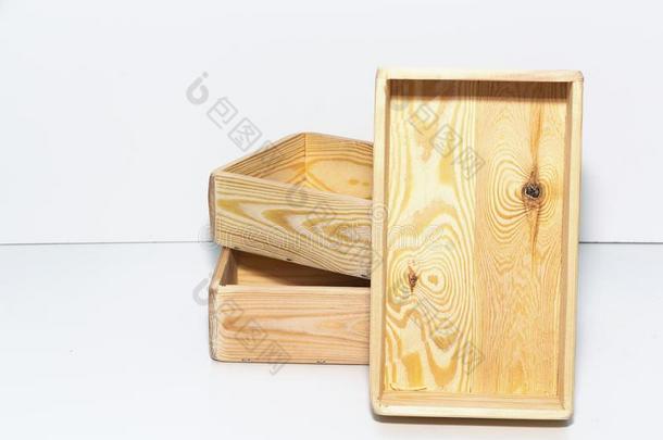 空的木制的盒.使关于松树,向一光白色的b一ckground