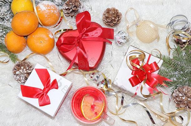 圣诞节和新的年背景和赠品盒,掺水烈酒和强烈的味道或气味