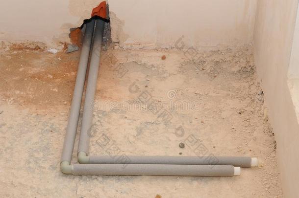 家庭的水管装置小管连接为暖气装置暖气片
