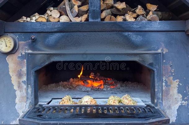 木材烤箱为烹饪术食物和恒温器