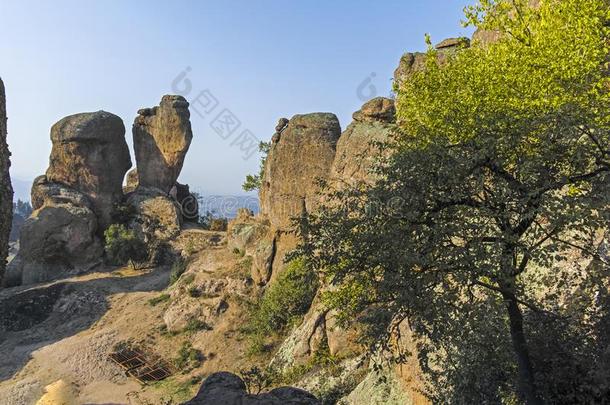 日落在岩石Form在ion贝洛格拉奇克岩石s,保加利亚
