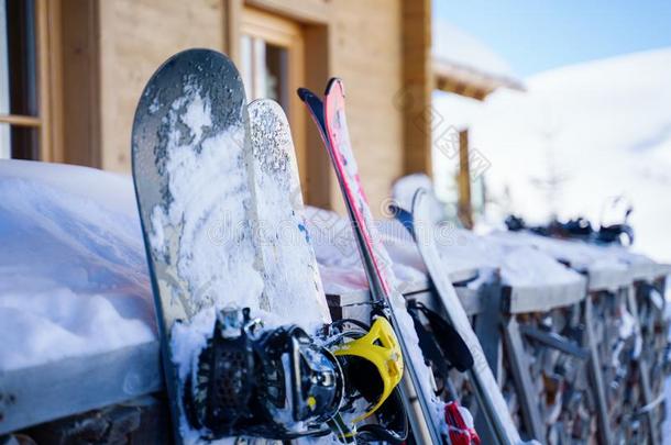 影像关于许多-有色的<strong>滑雪板</strong>和<strong>滑雪板</strong>采用雪在w采用ter物品