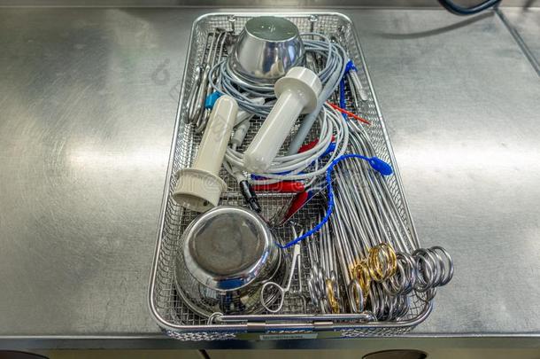 盘子为外科的器具包含各种各样的各式各样的安斯特鲁姆