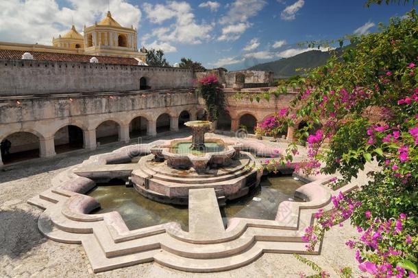 庭院采用LaoPeople'sRepublic老挝人民共和国默塞德教堂和古老的大的水佛多塔