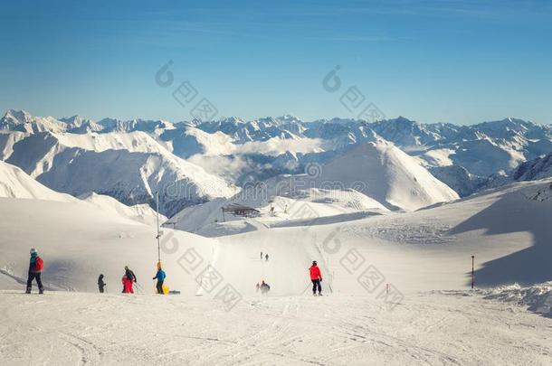 滑雪举起索道车站向丘陵地带阿尔卑斯山的山峰在山winter冬天