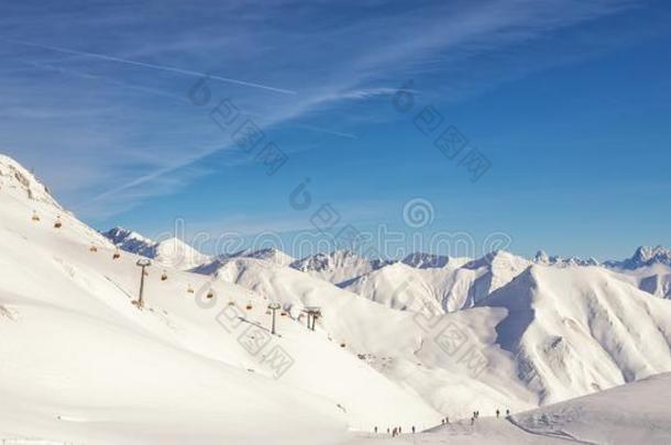 滑雪举起索道车站向丘陵地带阿尔卑斯山的山峰在山winter冬天