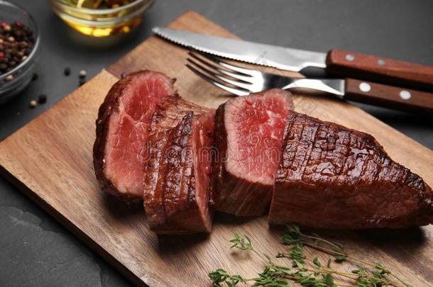 美味的刨切的牛肉腰部嫩肉serve的过去式向表