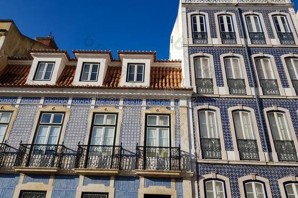 葡萄牙人住宅建筑物的正面和传统的葡萄牙人瓦片