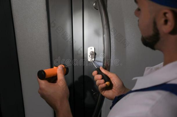 修理工和手电筒固定门锁