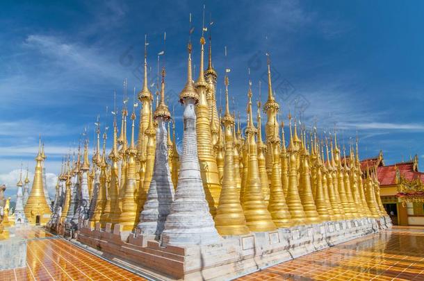 金色的佛塔,人名小旅馆内帕亚,在里面,英利湖,缅甸
