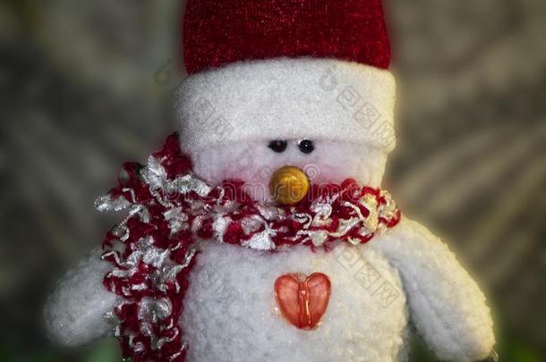 圣诞节雪人木偶和红色的帽子和围巾.