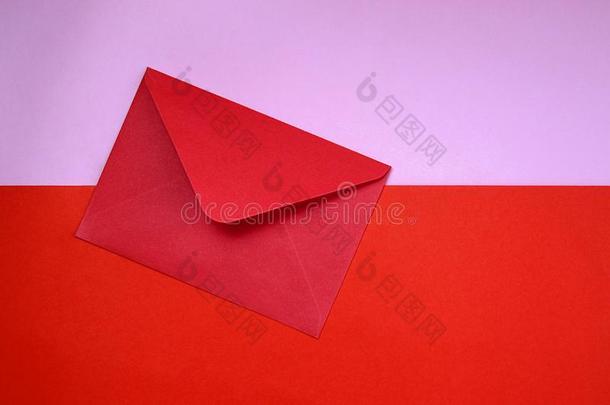 一半的敞开的红色的信封谎言向一双的b一ckground