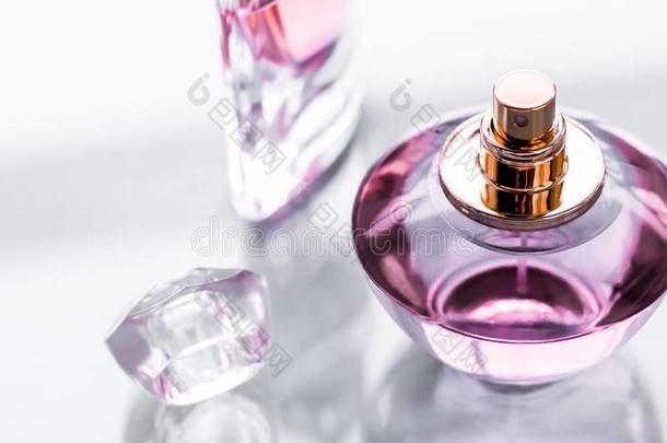 粉红色的<strong>香水</strong>瓶子向有光泽的背景,甜的花的香味,Greenland格陵兰群岛