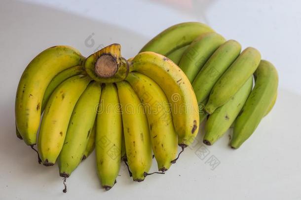 香蕉向一白色的b一ckground