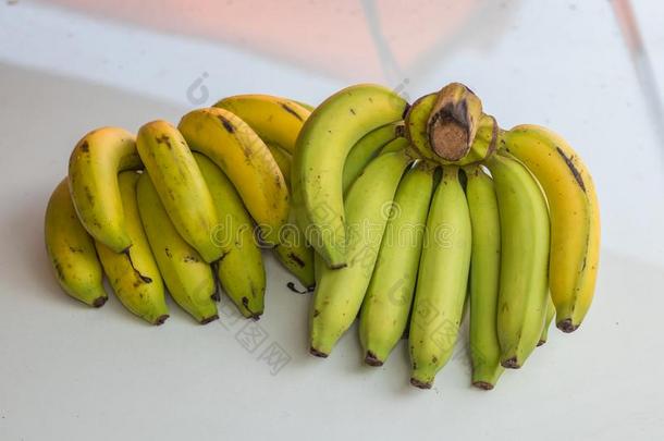 香蕉向一白色的b一ckground