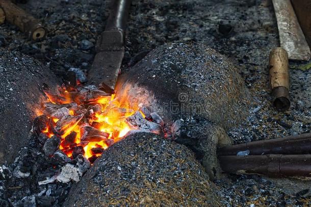 古老的炉为燃烧的铁器向做刀子