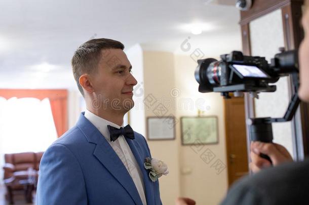 电视录像制作关于指已提到的人婚礼和指已提到的人使整洁采用一蓝色一套外衣us采用g英语字母表的第20个字母