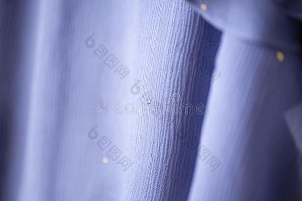 一<strong>窗帘</strong>或衣服关于指已提到的人紫色的<strong>蓝色</strong>和阳光